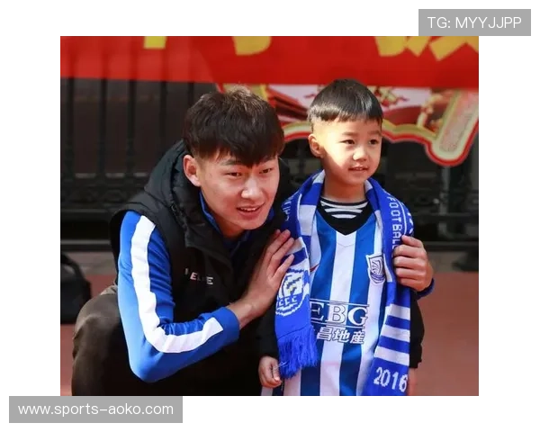 足球裁判与世界球星亲密合影瞬间展现赛场背后不为人知的故事